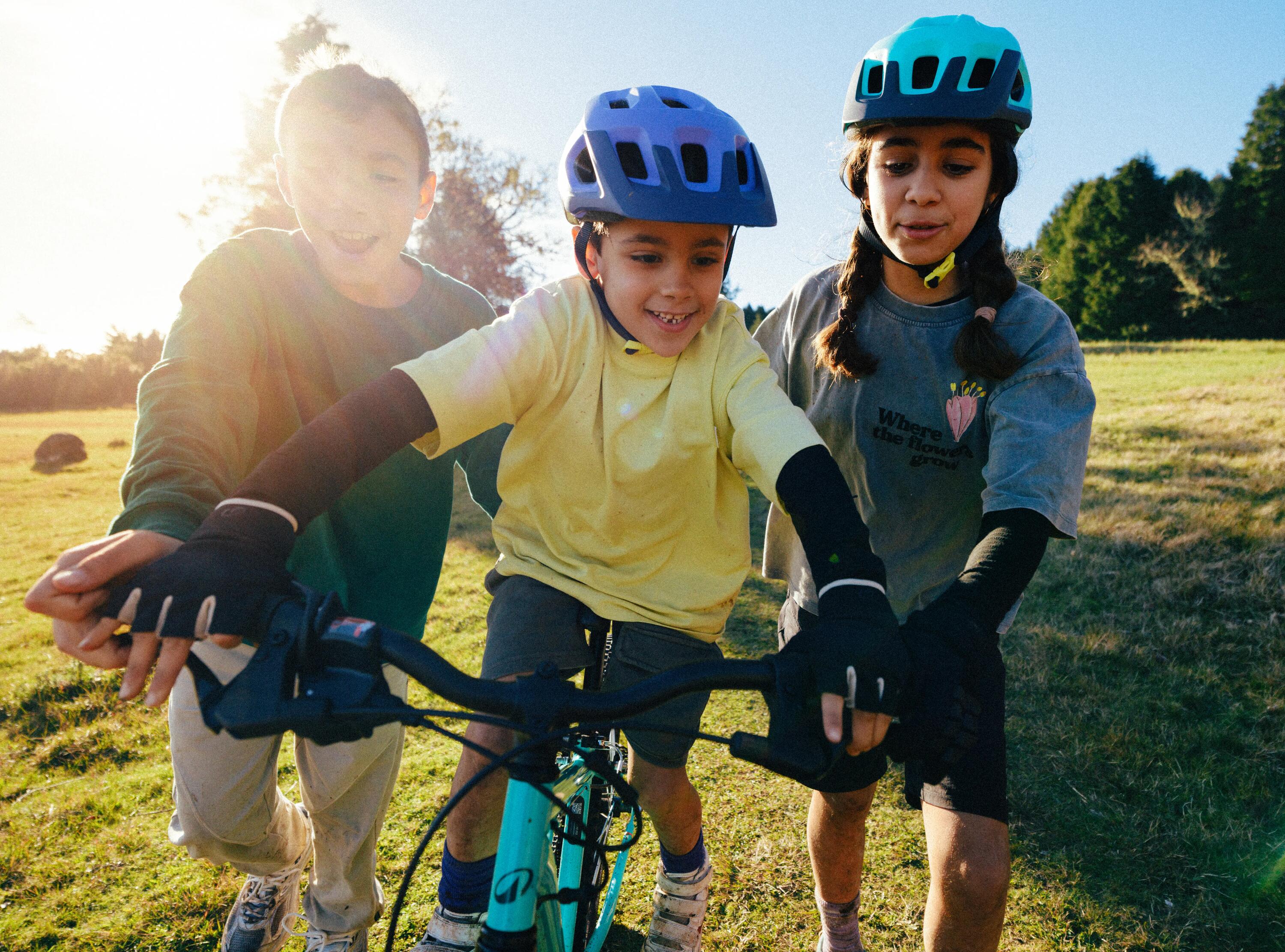 Niños aprendiendo a montar en bici