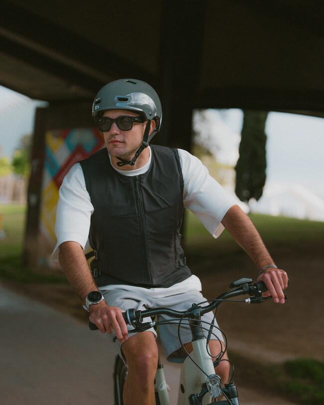 homem a pedalar vestido com um colete airbag