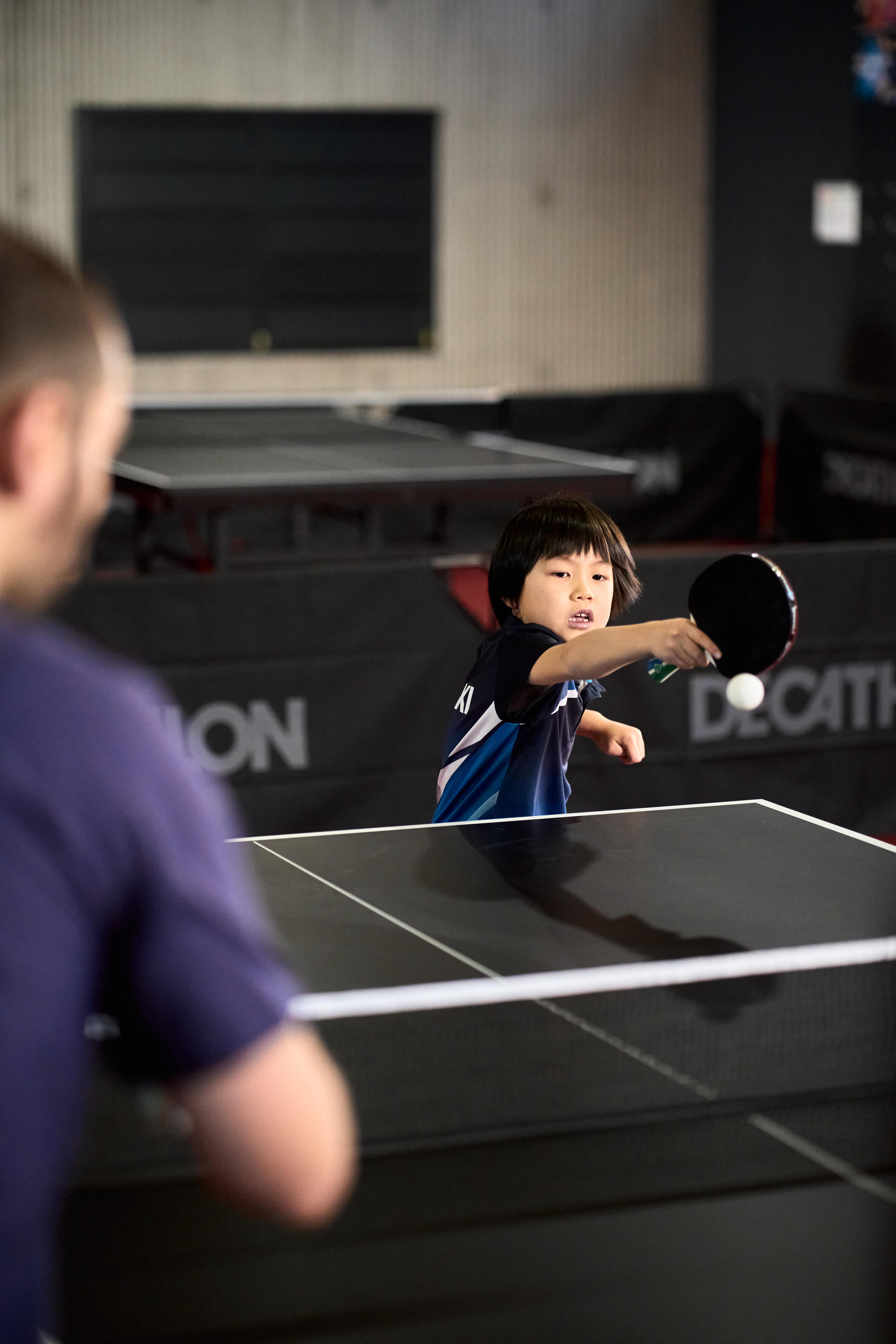 Table de tennis de table intérieure compacte avec filet innovant, TTT 130.2 Bleu 23/27