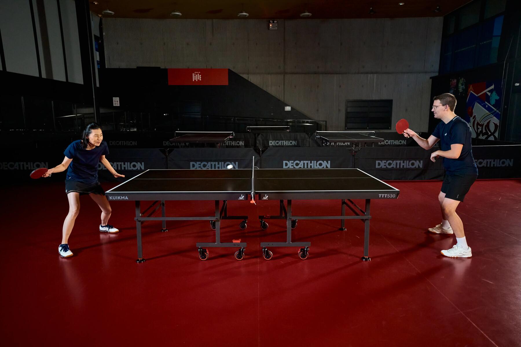Zwei Männer spielen mit professionellen Tischtennisschlägern