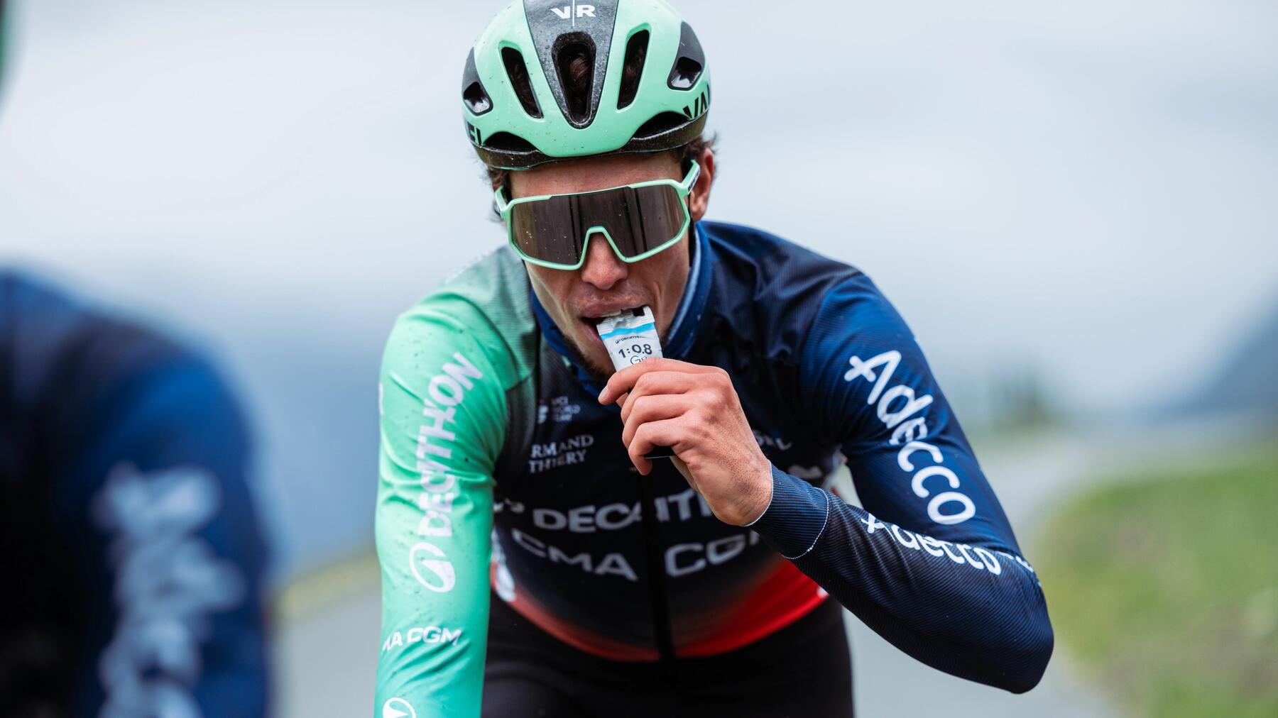 Mann mit Energy-Gel in der Hand