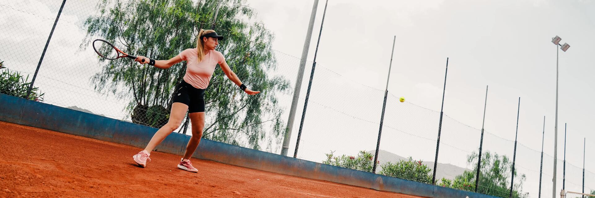 zena hrajuca tenis