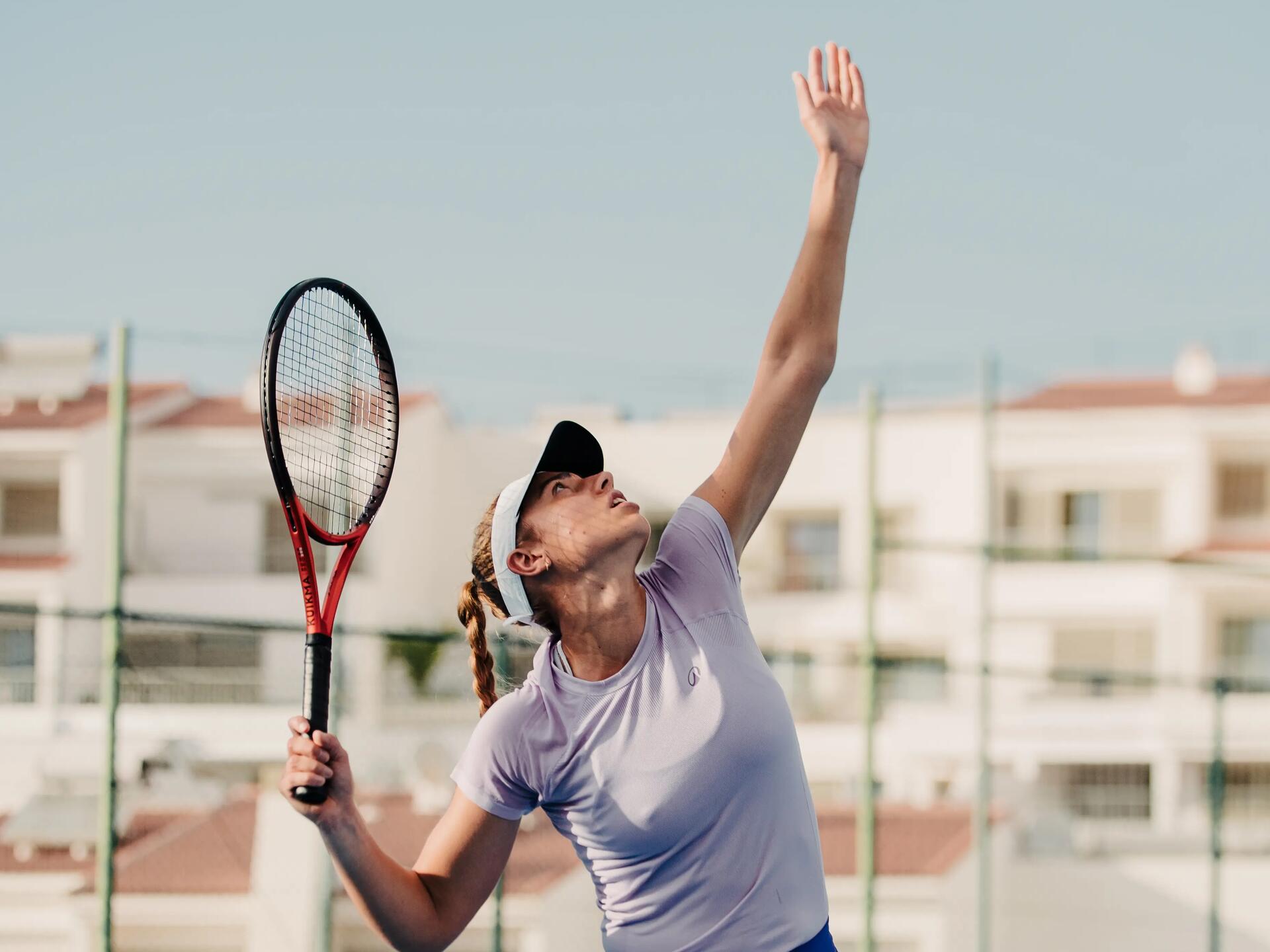 comment-servir-fort-au-tennis