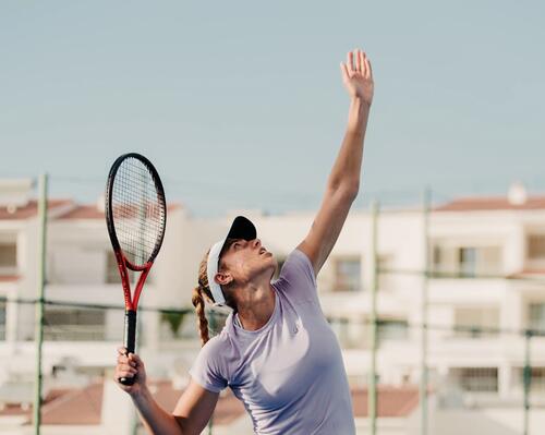 comment-servir-fort-au-tennis