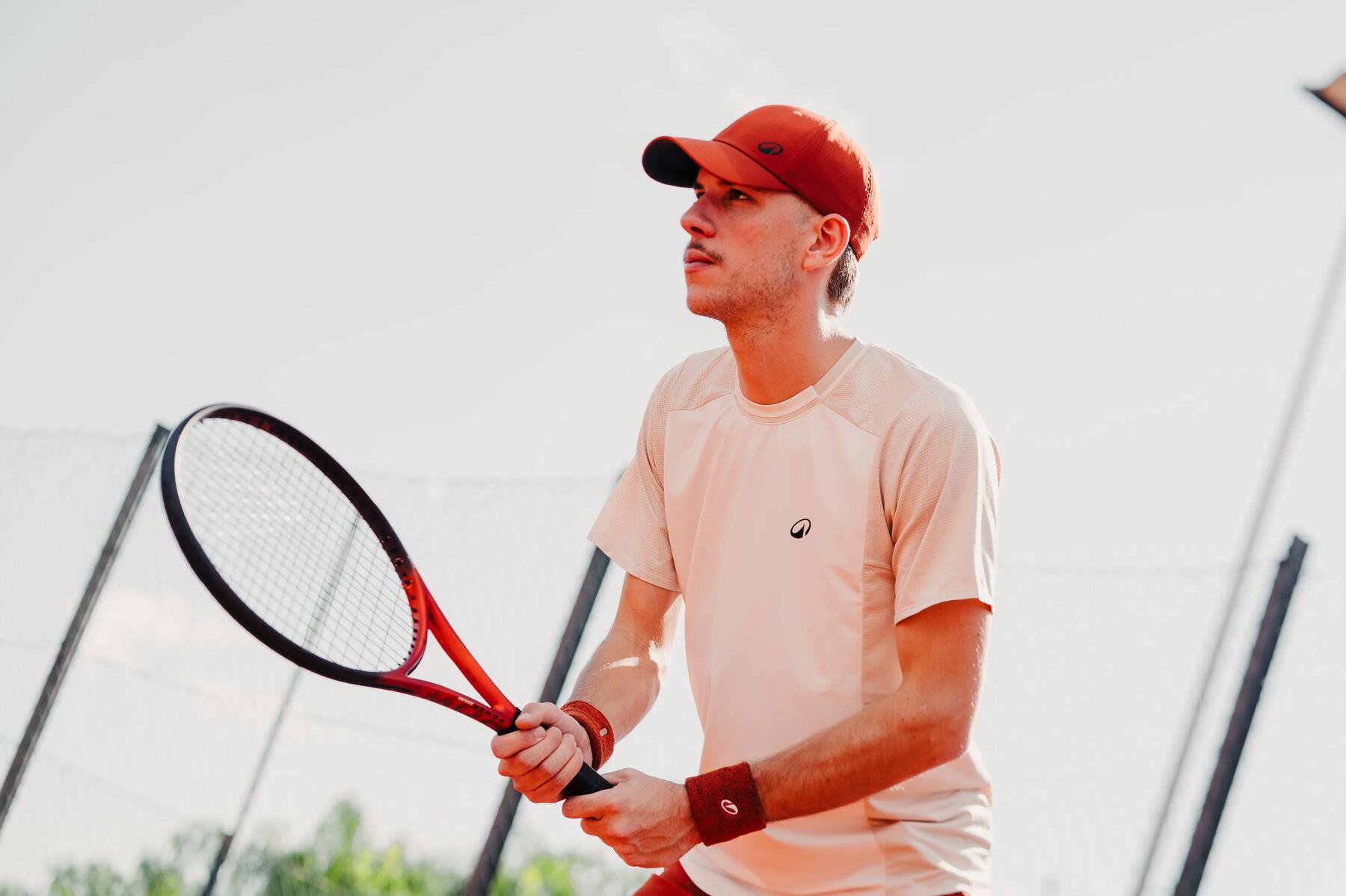Ein Spieler nutzt an seinem Tennisschläger einen Overgrip