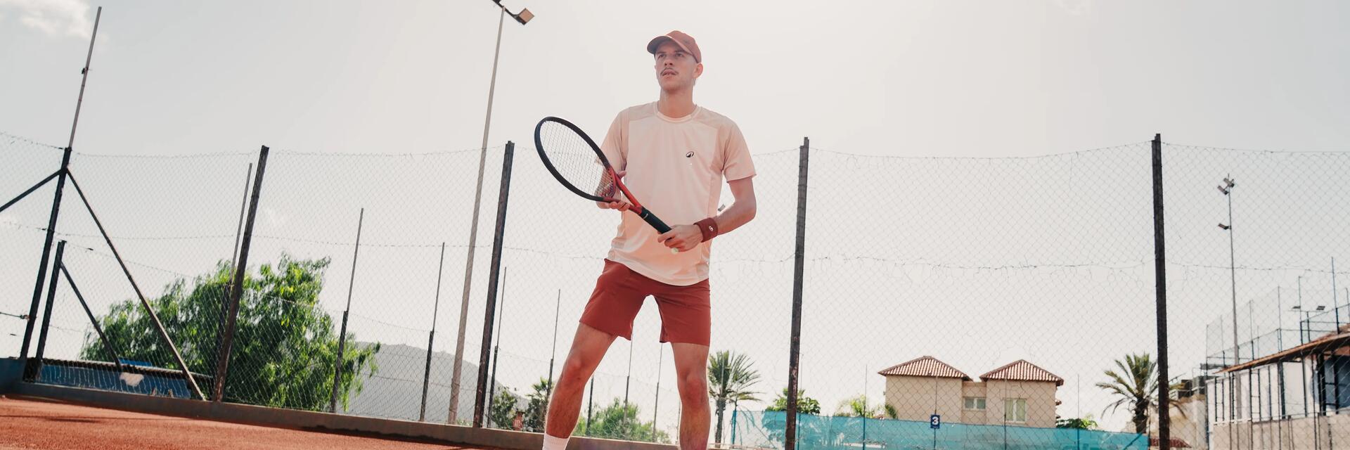 Ein Mann hat den richtigen Overgrip zum Tennis gewählt