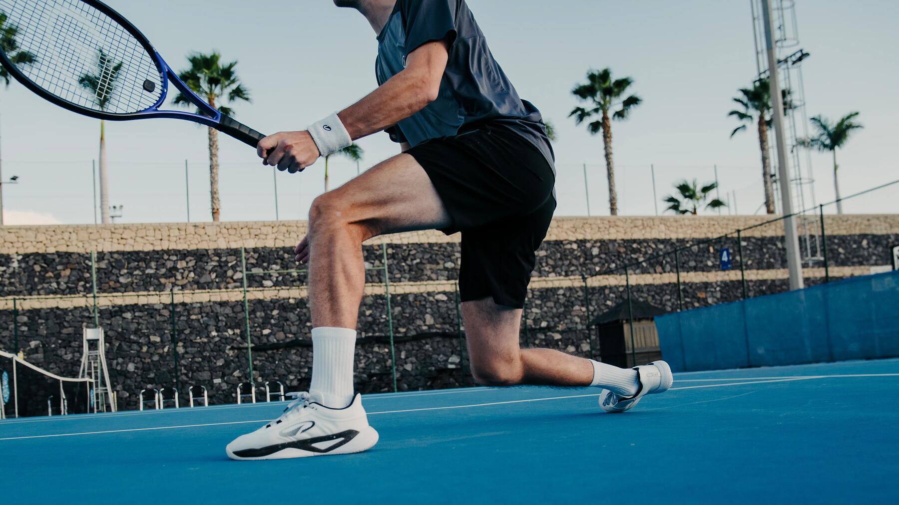 Ein Mann spielt Tennis mit einem Overdrip auf dem Platz