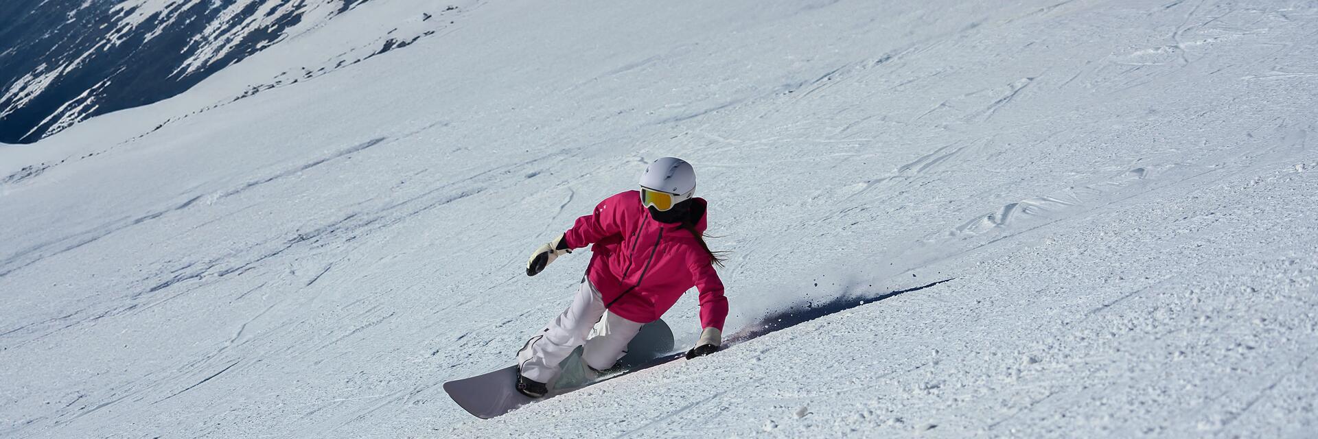 Ski's en snowboard tegen de muur