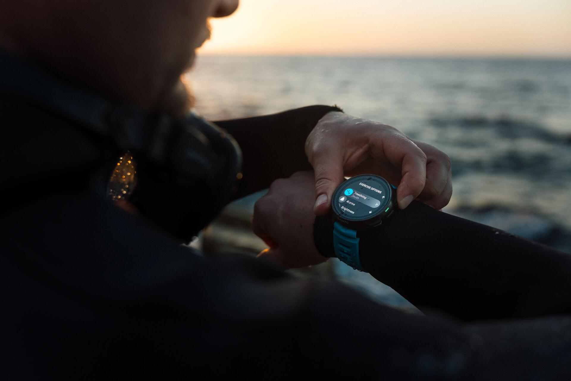 Mężczyzna w smartwatchu