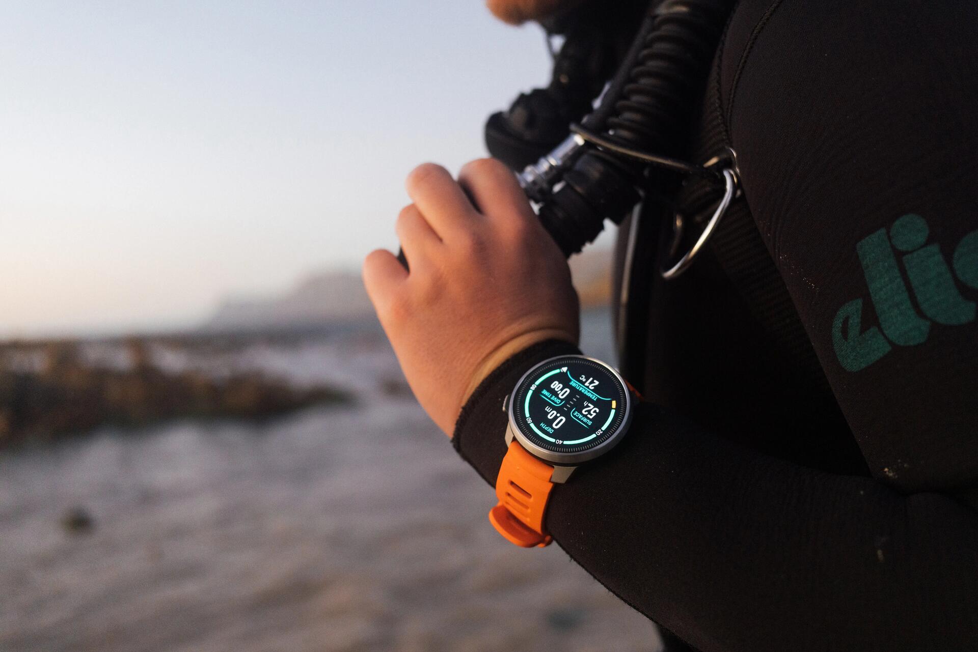Mężczyzna w smartwatchu