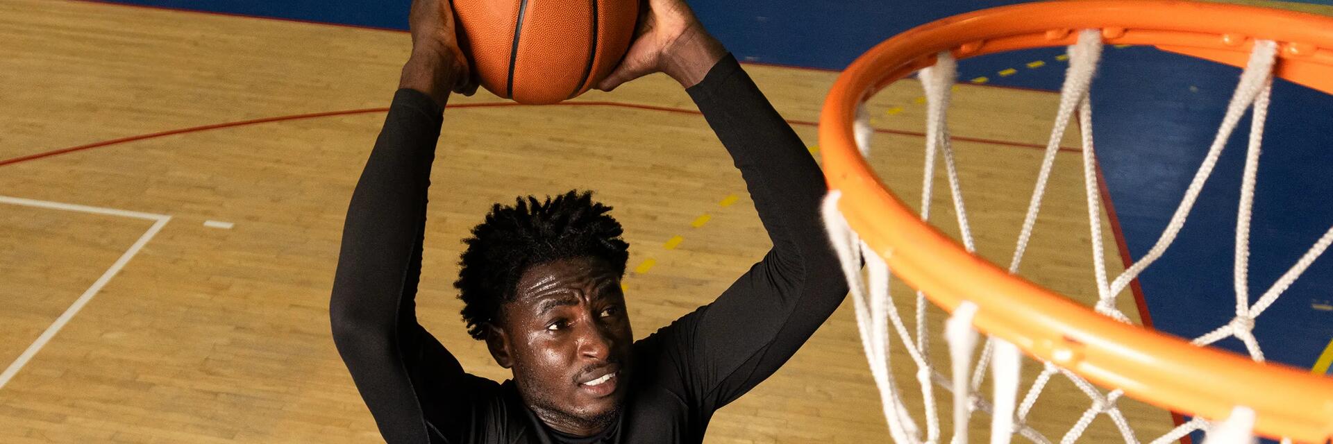 Mężczyzna wrzucający piłkę do kosza trenujący do draft NBA