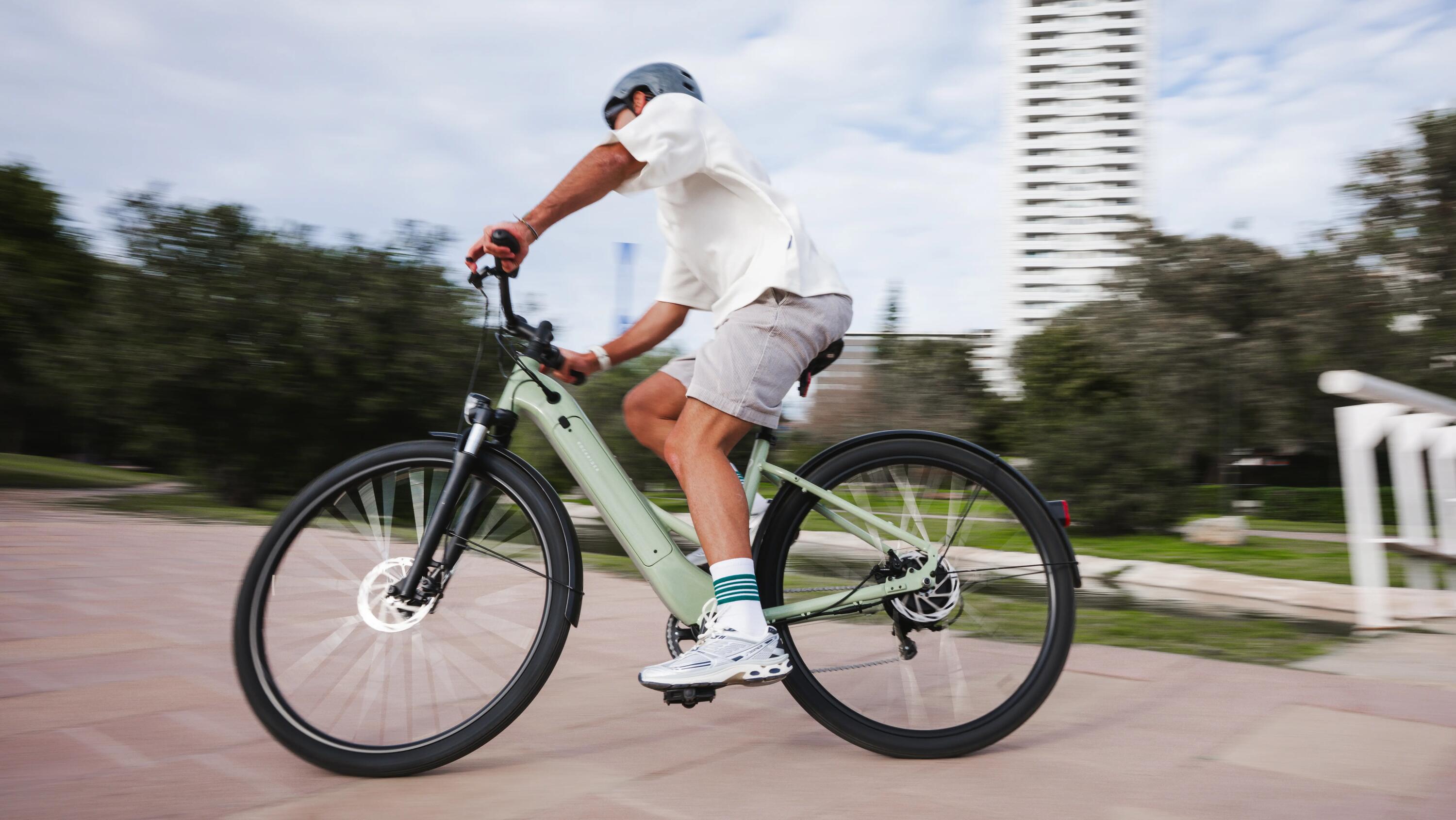 man op fiets