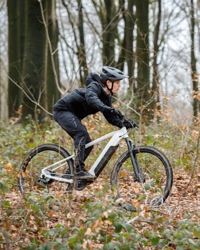 homem a pedalar numa bicicleta 