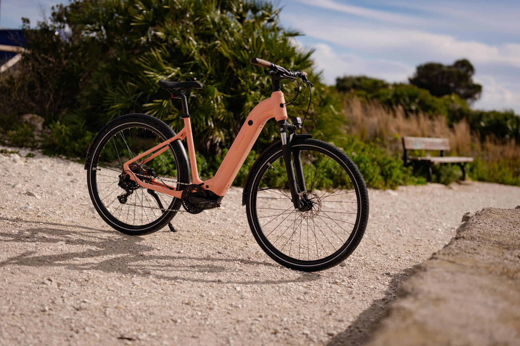 Rower elektryczny mtb stojący na ścieżce