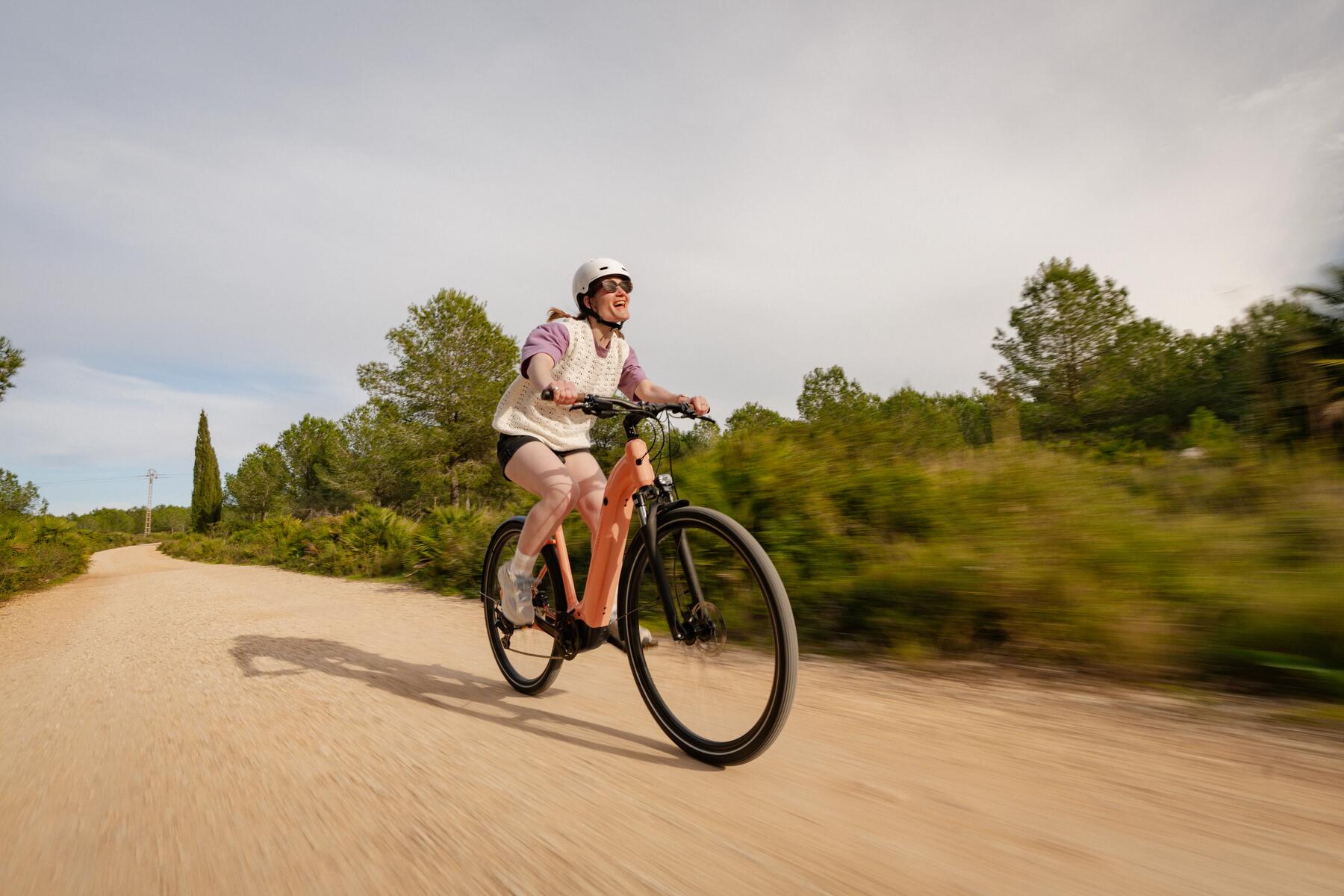 Uomo e donna in bici in mezzo alla natura