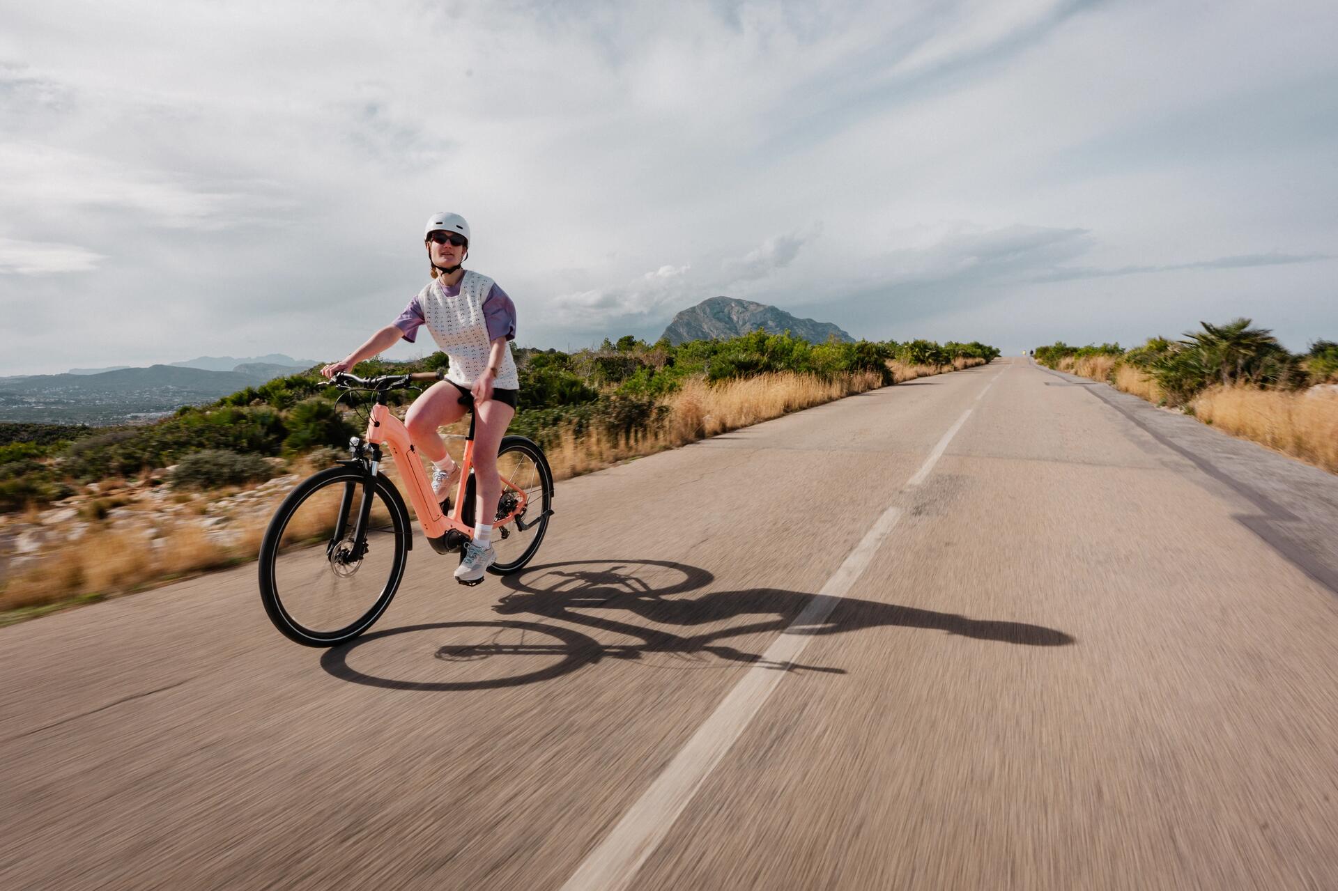 Donna in bici