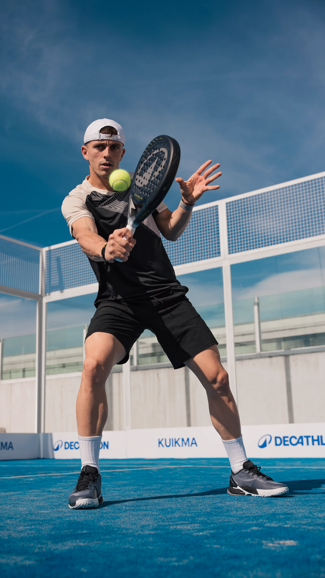 Muž hrajúci padel