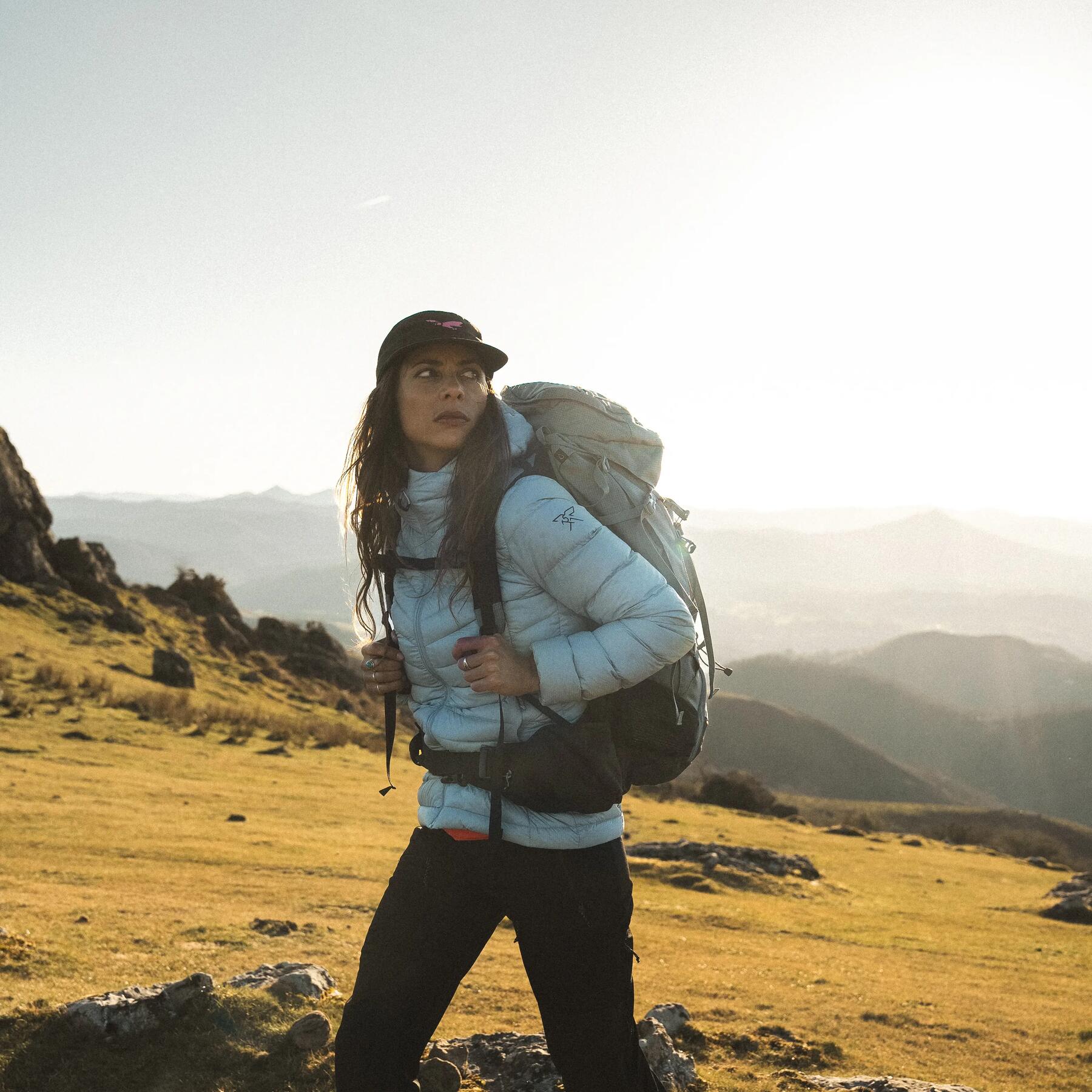 Mujer con mochila practicando rucking