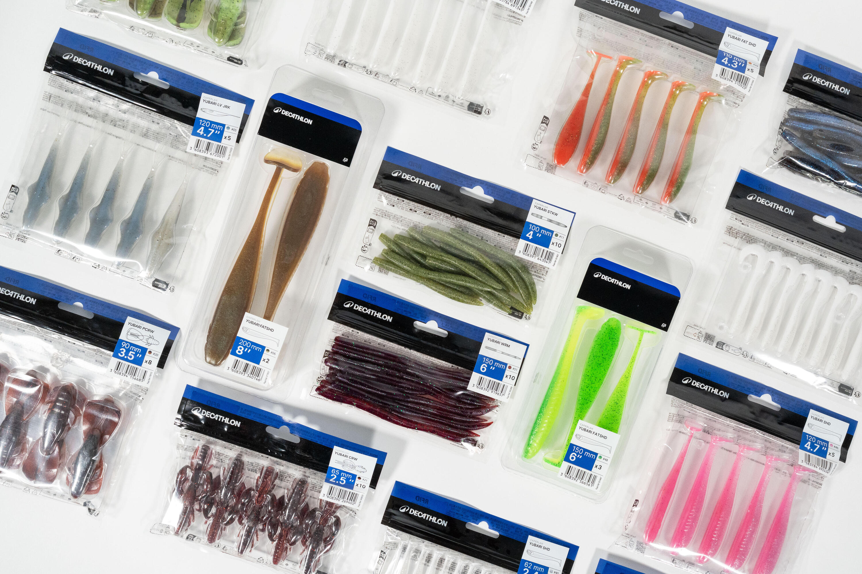 Verschiedene Packungen Yubari Gummiköder auf weissem Hintergrund