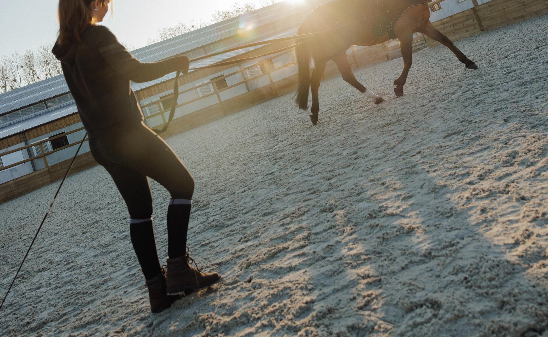 Ein Frau trägt Reitstiefel beim Training