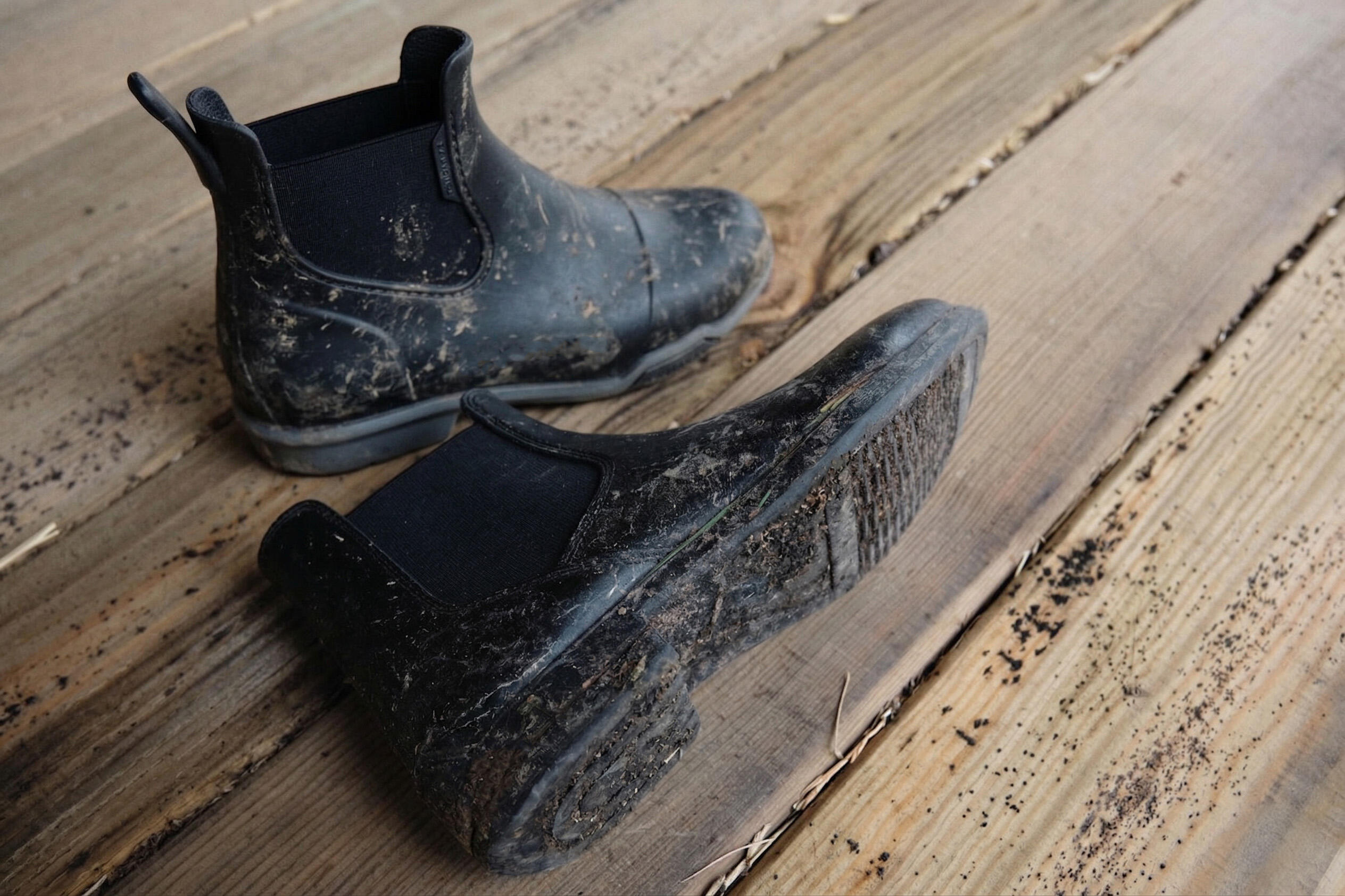 ein paar Stiefeletten auf einem Holztisch