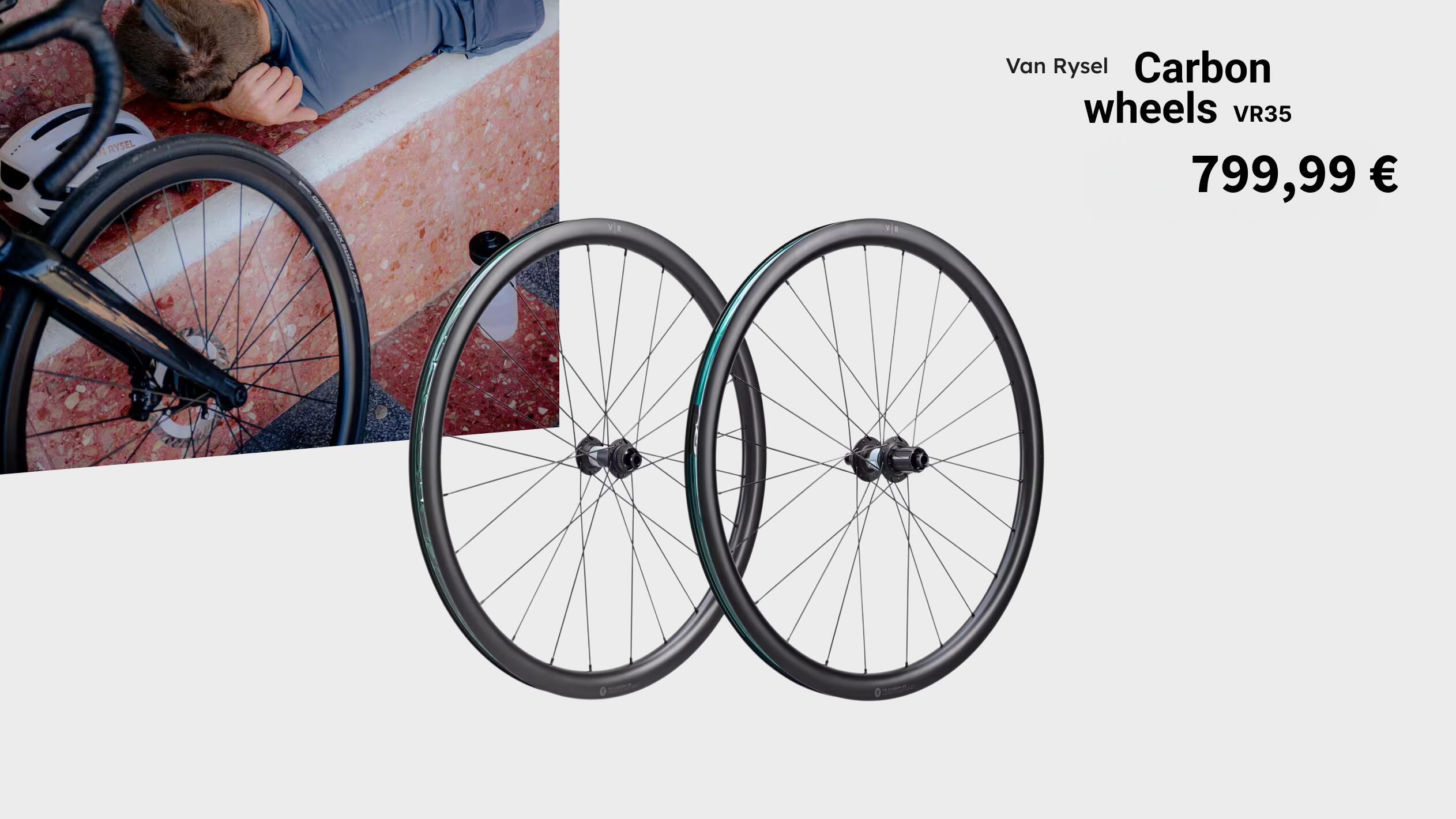 Werbegrafik für die Van Rysel Carbon wheels VR 35 (799,99 €), die einen Satz schwarzer Carbon-Laufräder für Rennräder vor einem neutralen grauen Hintergrund zeigt. Die Laufräder sind leicht versetzt hintereinander angeordnet, wobei die schwarzen Speichen und Naben sowie ein dezenter türkisfarbener Akzent auf den Felgenflanken sichtbar sind.