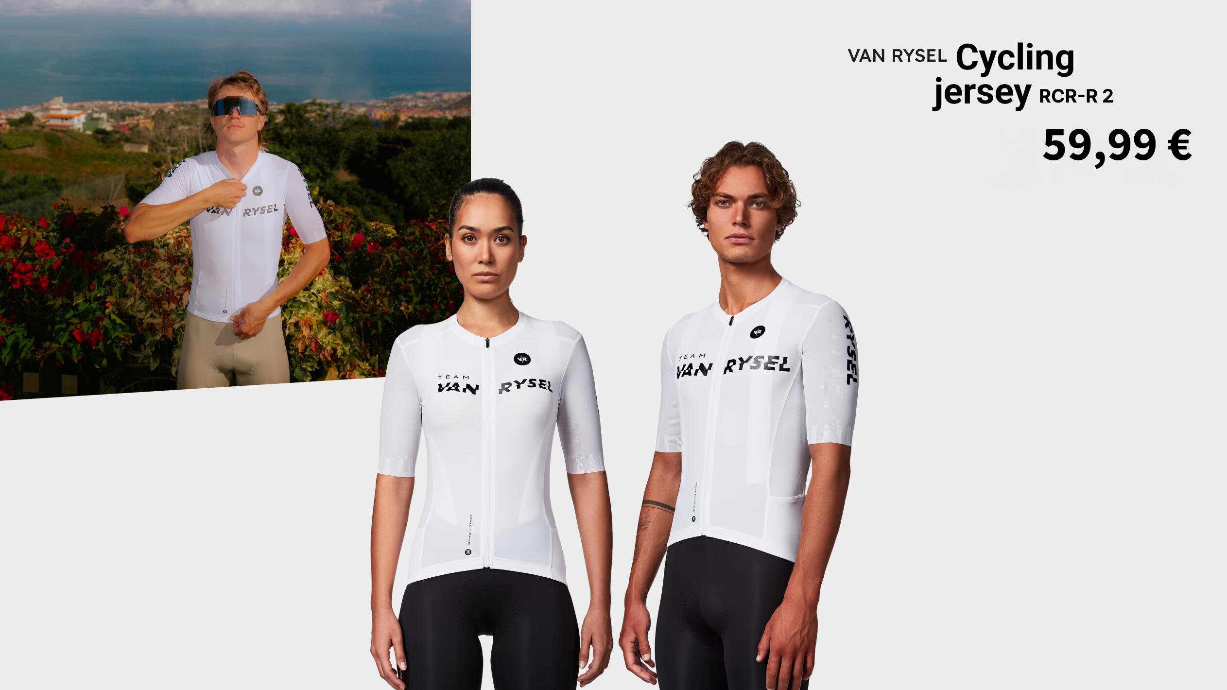 Werbegrafik für das weiße Van Rysel Cycling Jersey RCR-R 2 (59,00 €), mit einem Lifestyle-Foto eines Radfahrers in Küstenlandschaft links und einer Studioaufnahme von einer Frau und einem Mann rechts. Die Trikots sind reinweiß mit schwarzem „VAN RYSEL“-Schriftzug auf der Brust und werden kombiniert mit schwarzen Radhosen präsentiert.