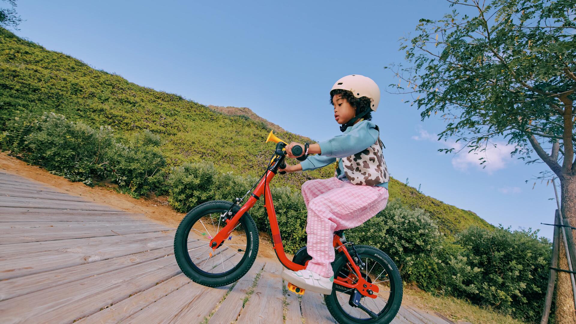 apprendre a faire du velo enfant avec les autres enfants par mimetisme