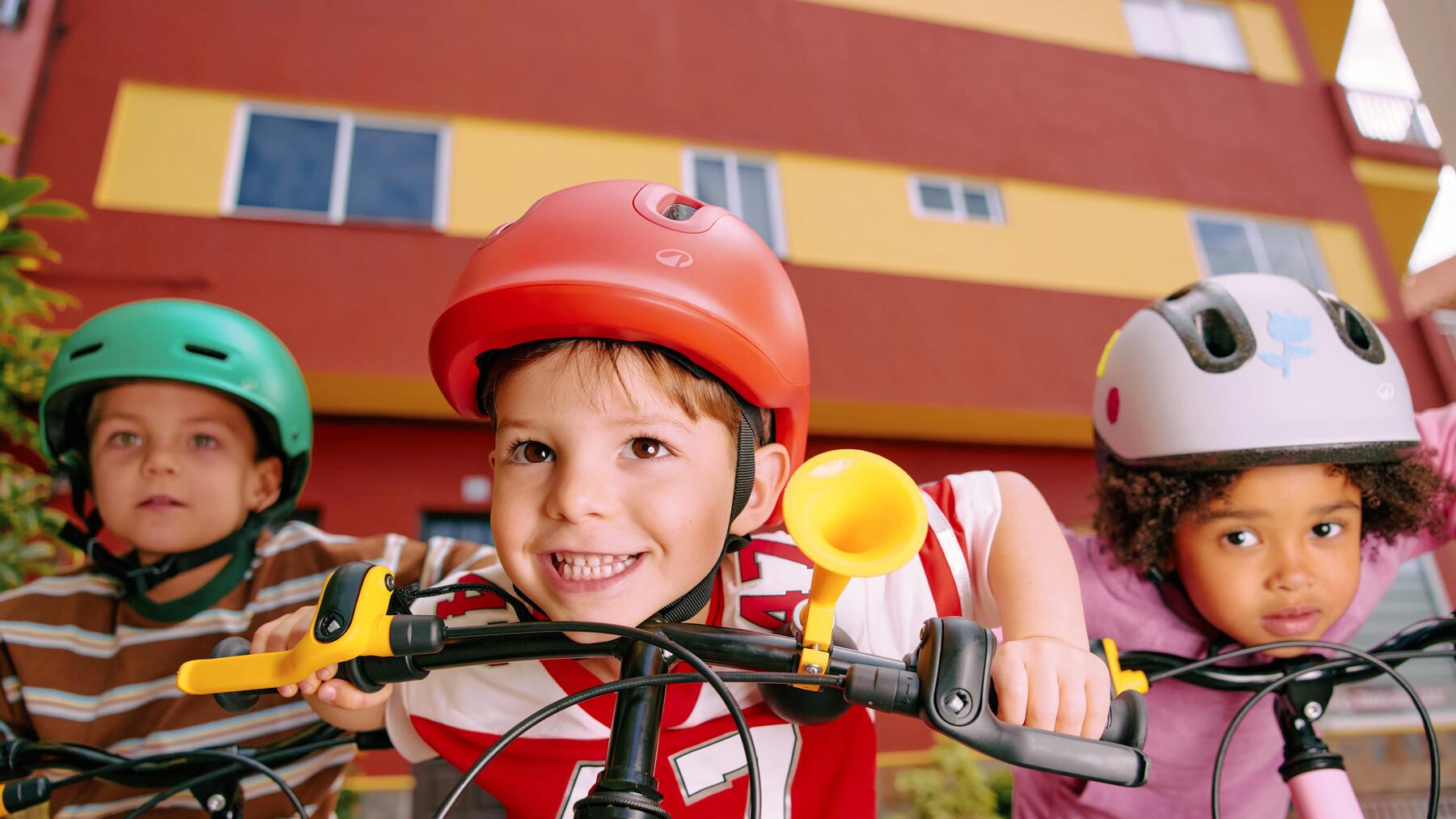 HOW TO CHOOSE THE RIGHT SIZE HELMET FOR YOUR CHILD.