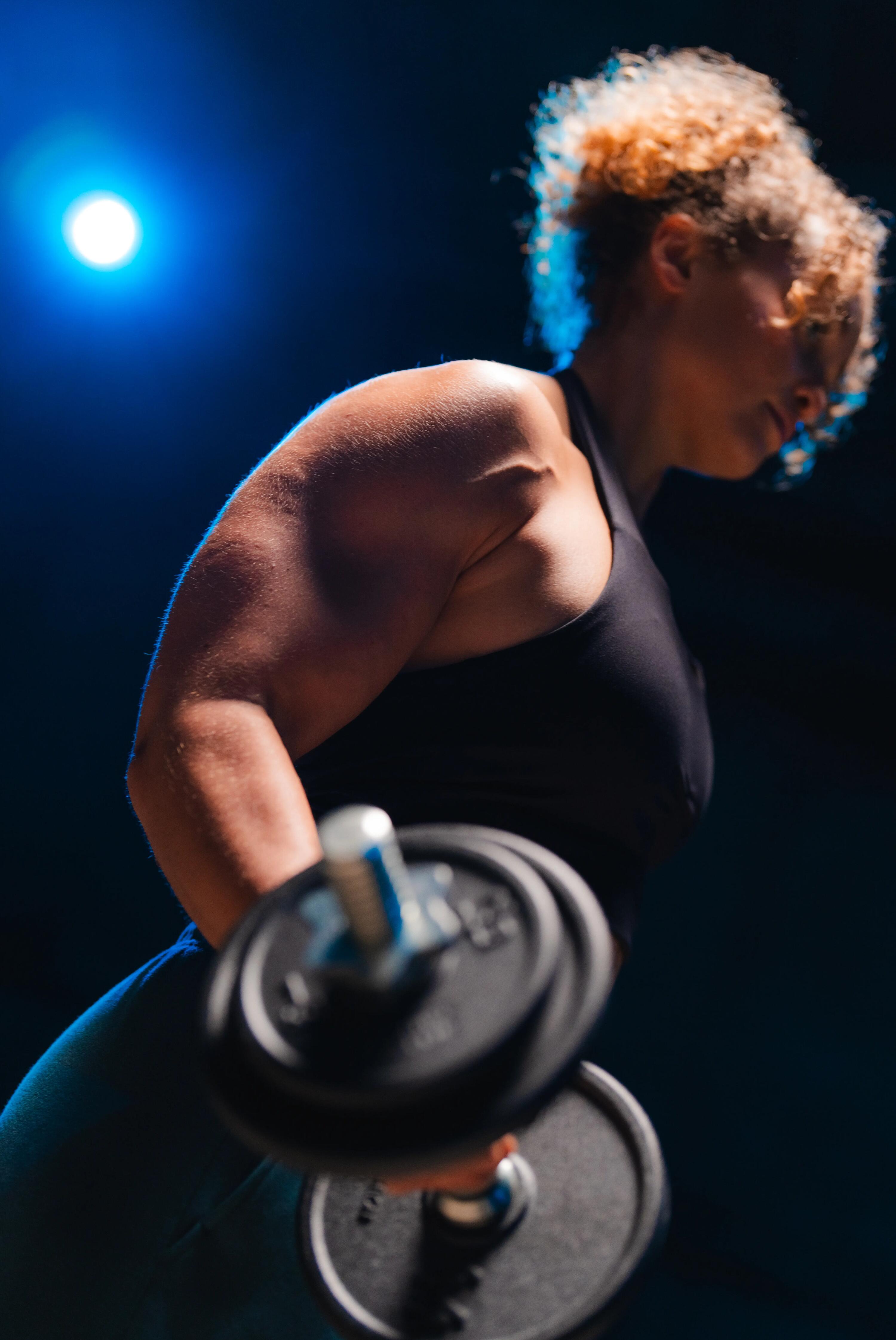 mulher a fazer musculação