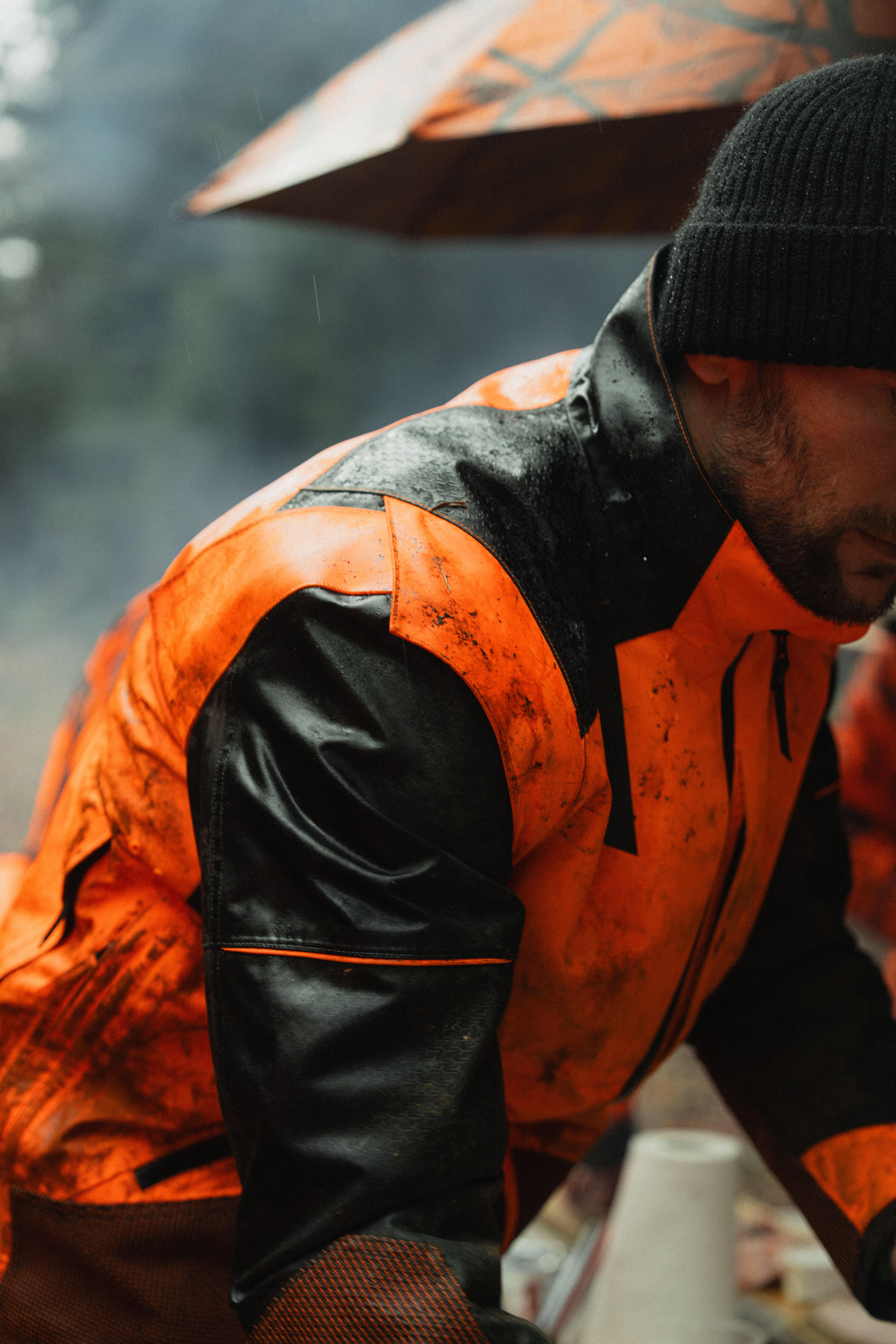 Un chasseur qui porte la veste Supertrack 1200 Solognac mouillée sous la pluie