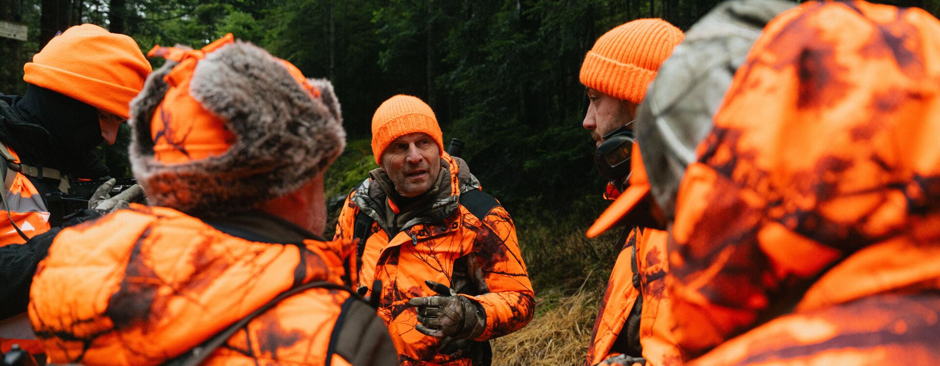 Chasseurs écoutant le chef de battue avant d'aller se poster