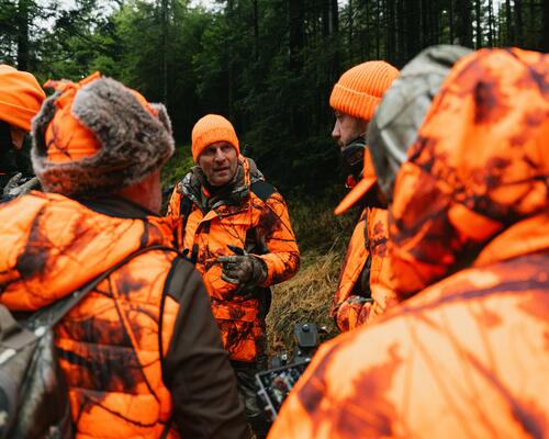 Chasseurs écoutant le chef de battue avant d'aller se poster