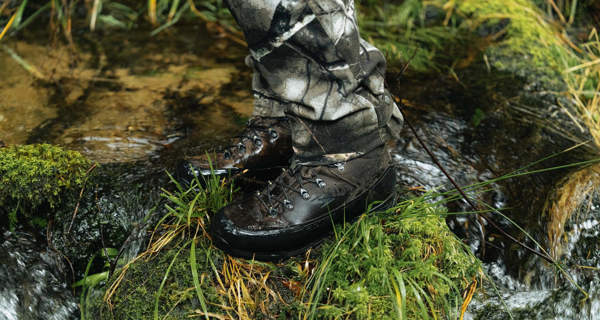 Un chasseur passe dans un cours d'eau