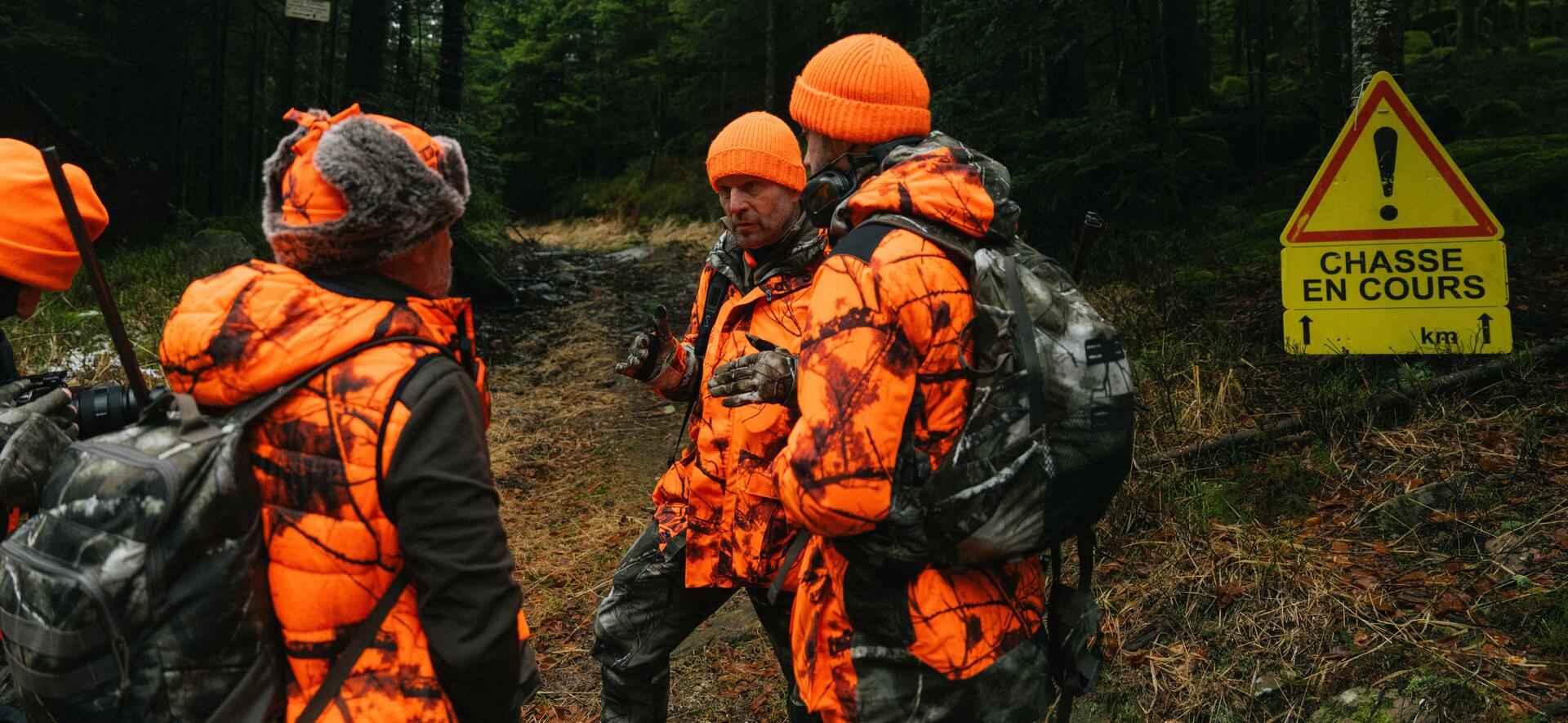 Un groupe de chasseurs en battue