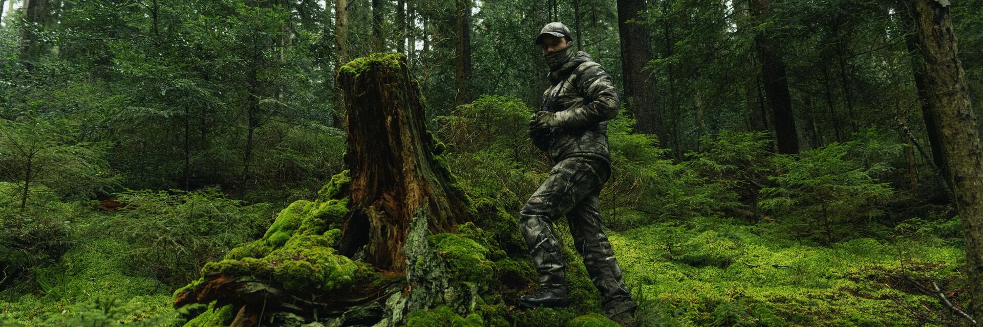 Jäger im Wald bei Tageslicht in Jahdbekleidung