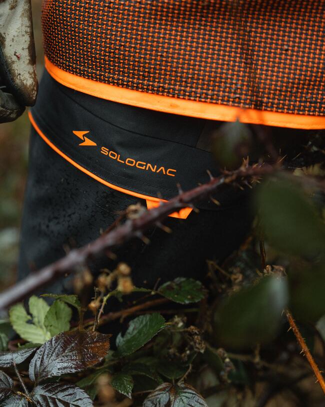 un chasseur portant le pantalon Supertrack 1200 qui traverse des ronces