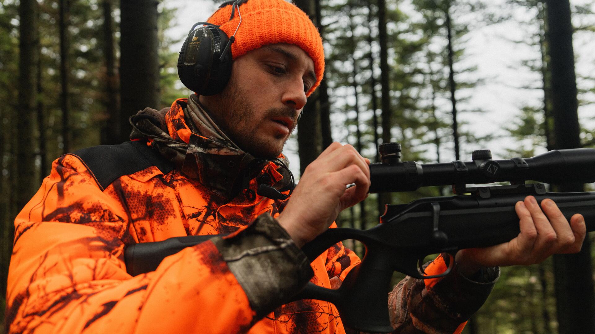 Un chasseur posté en grand gibier s'apprête à charger sa carabine
