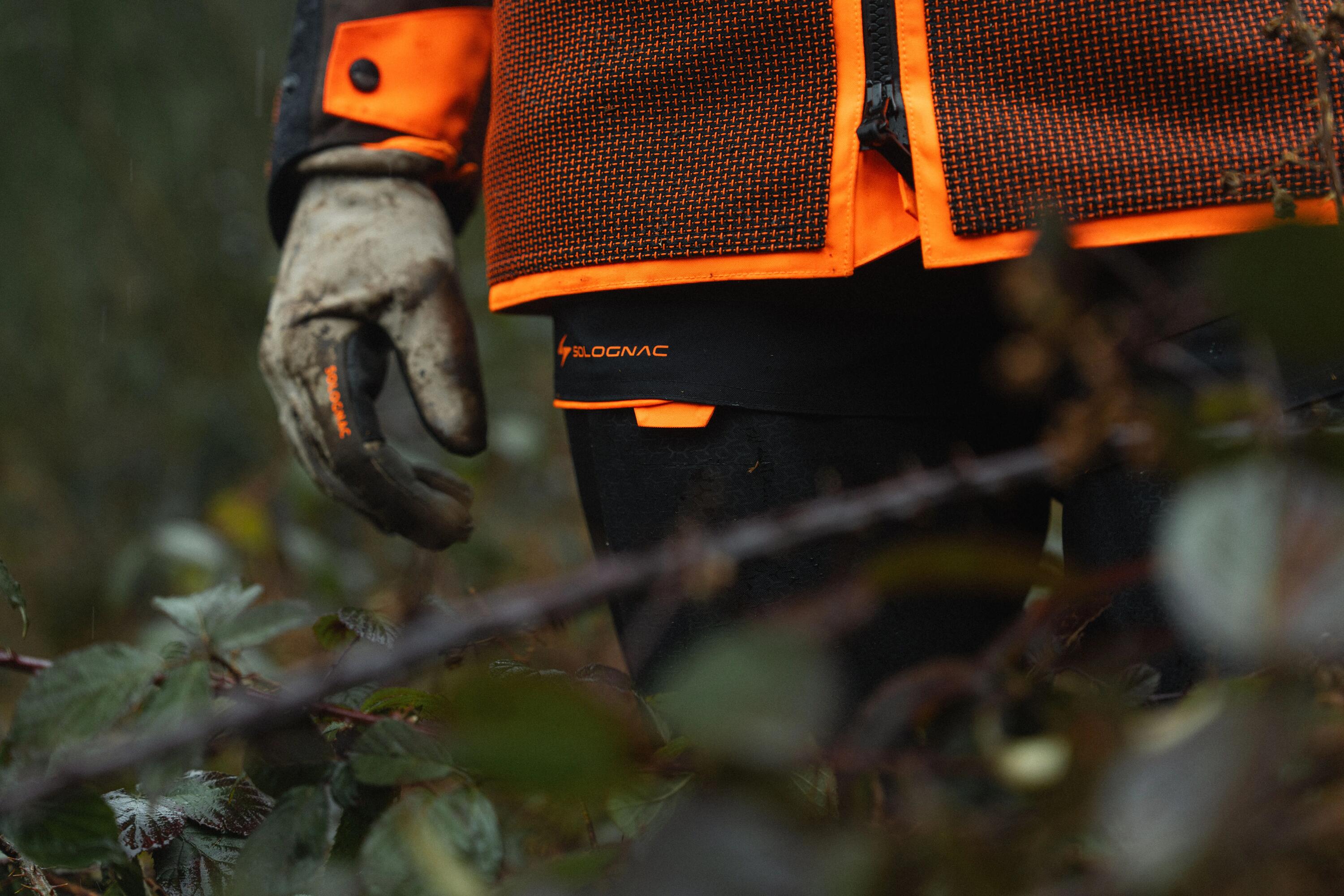 Photo de la panoplie Supertrack en usage dans la forêt au milieu des ronces