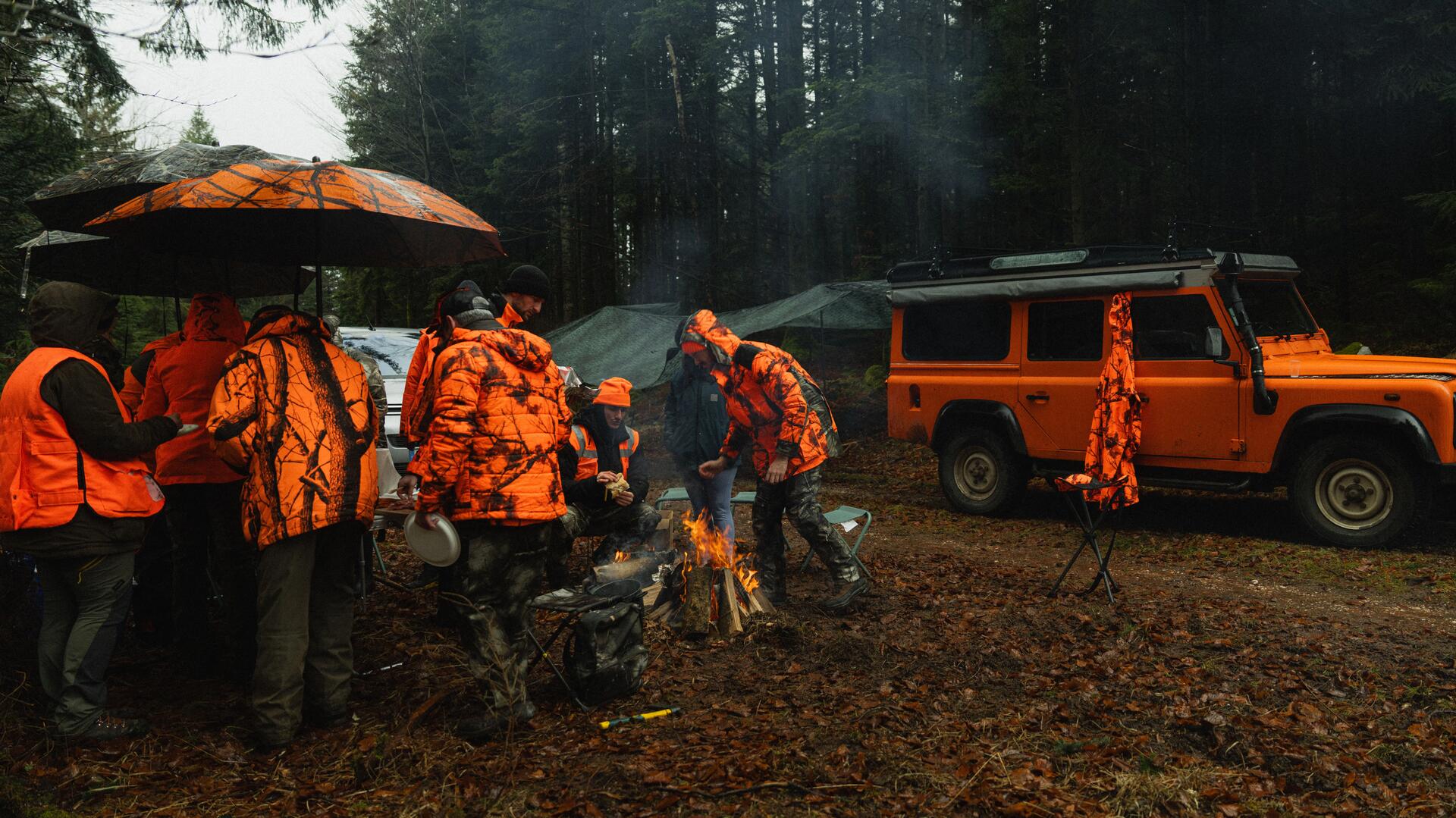 Pause déjeuner lors d'une chasse en battue au grand gibier sous la pluie