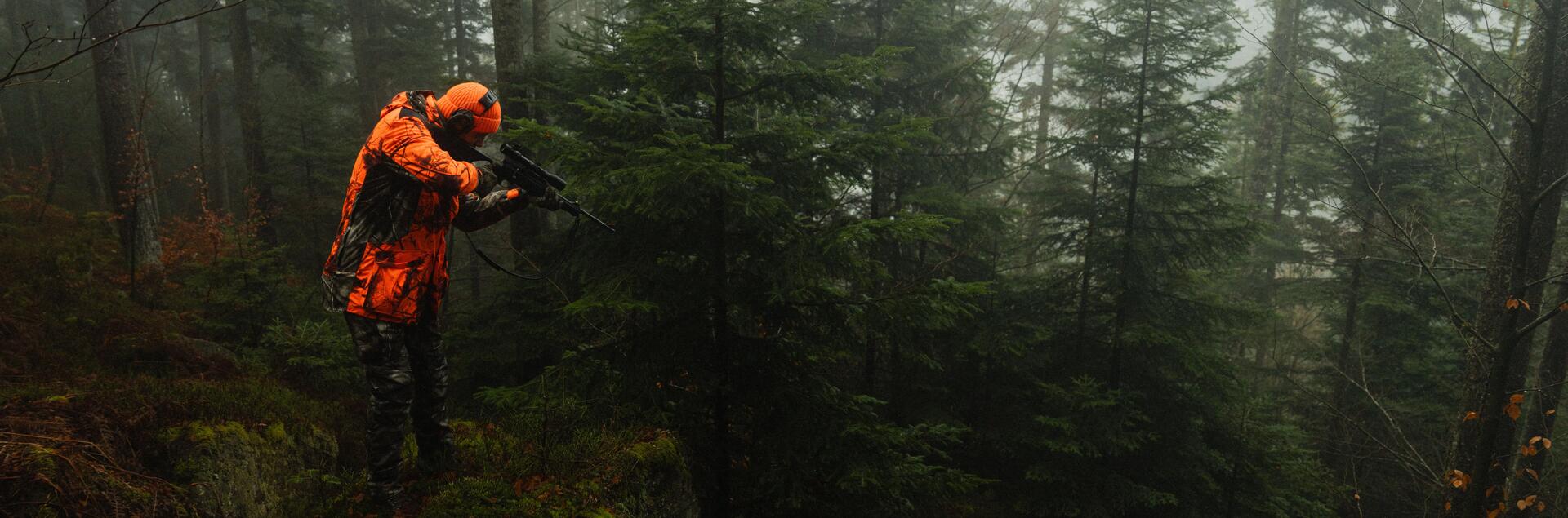 Un chasseur au poste qui fait un tir fichant