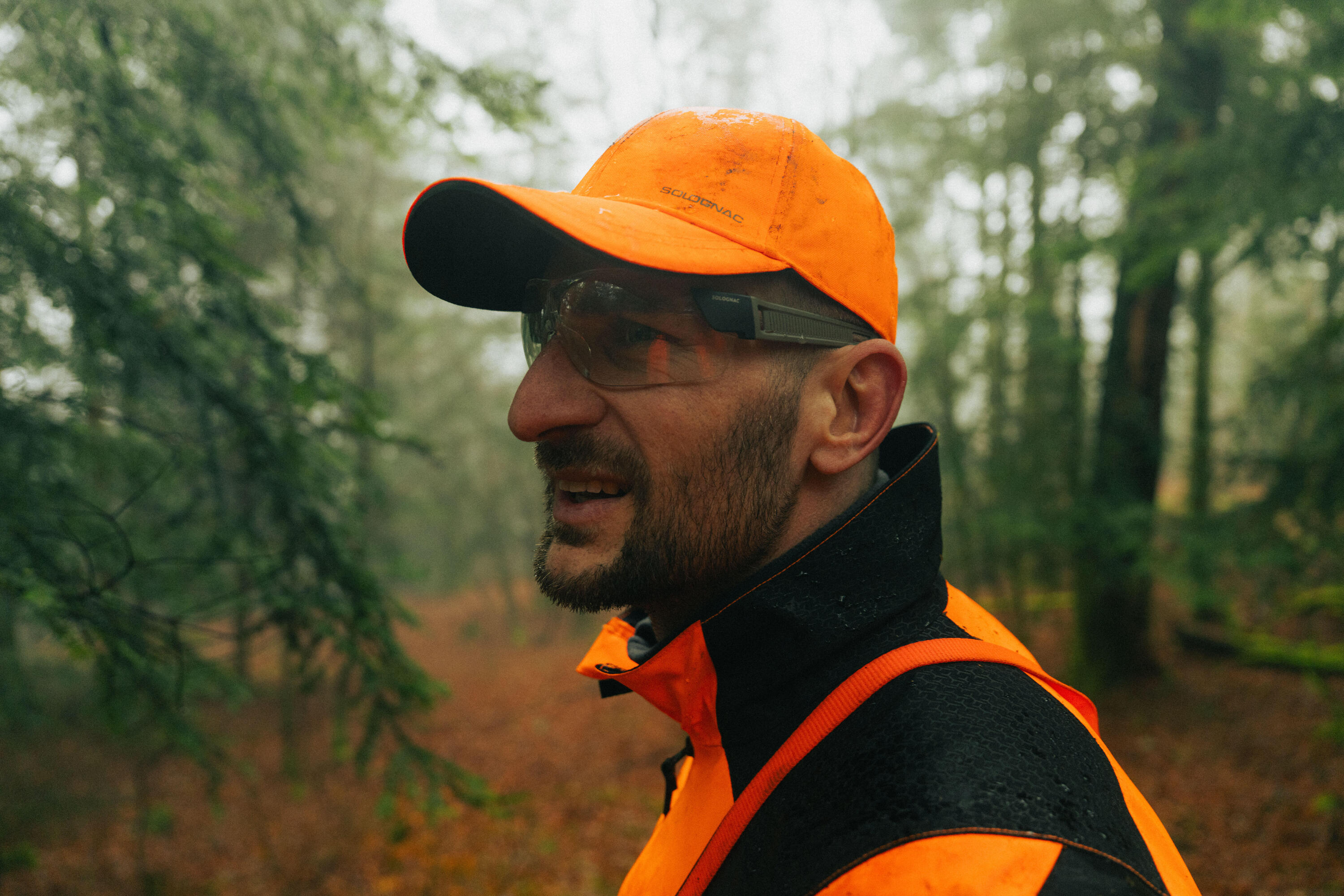 Traqueur qui porte des lunettes, une casquette et la veste Supertrack 1200 Solognac
