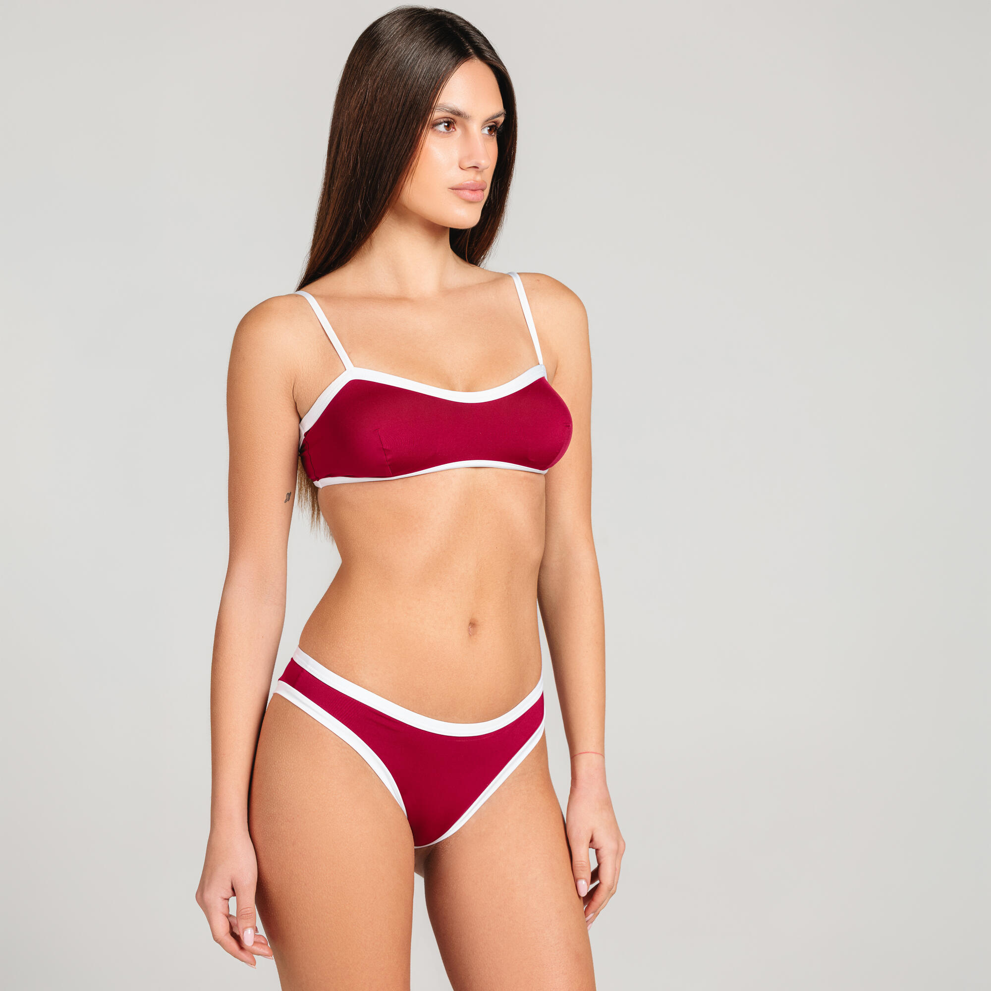 Bikini costume due pezzi - top fascia e slip bordo a contrasto rosso ciliegia 3/8
