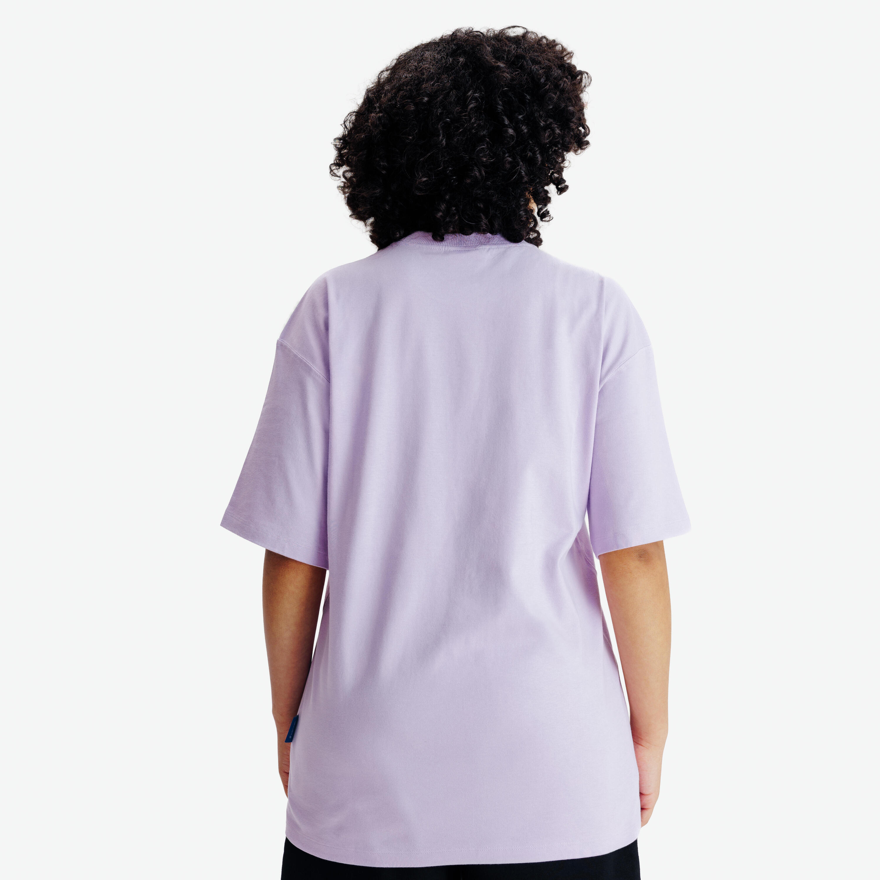 Mulher com t-shirt para estampagem