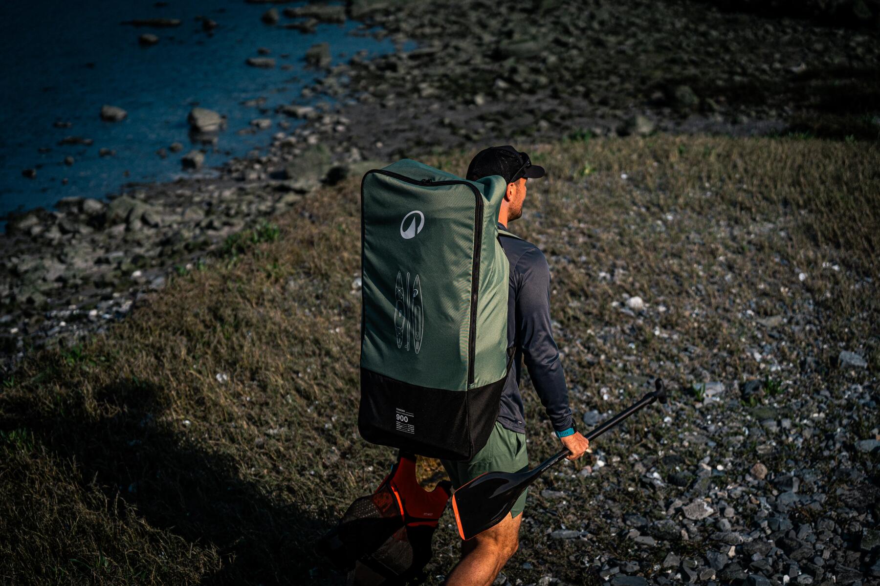 Eine SUP-Pumpe wird in einer Tasche transportiert