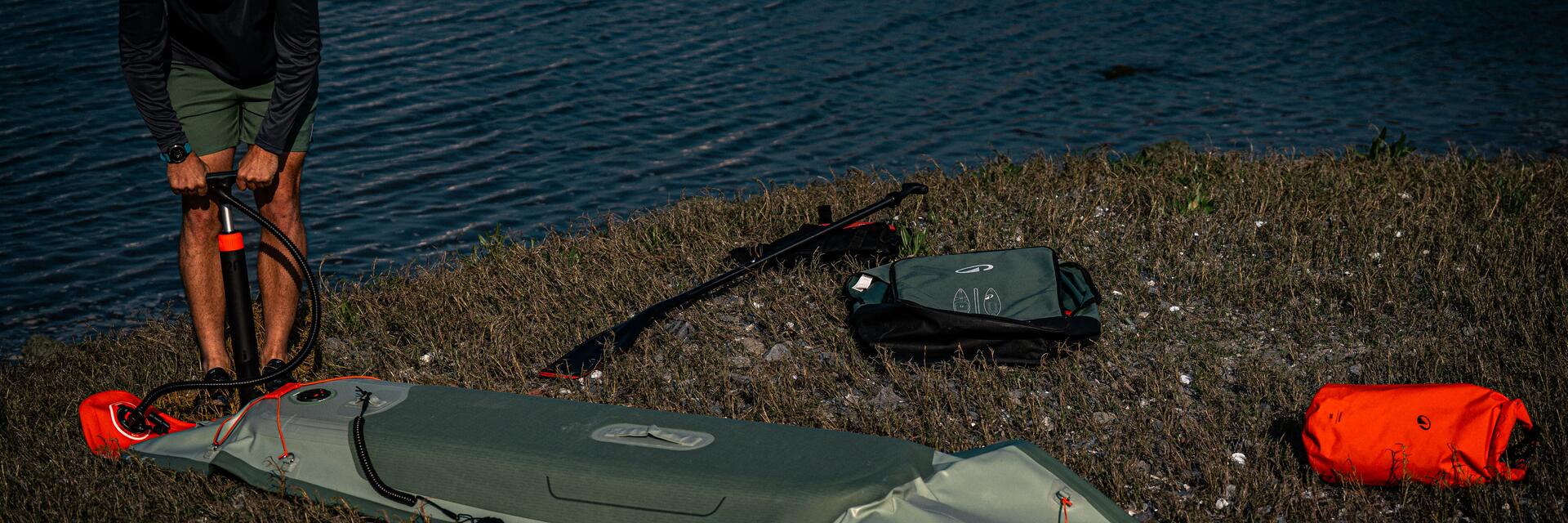 Ein Mann nutzt eine Pumpe für sein SUP-Board