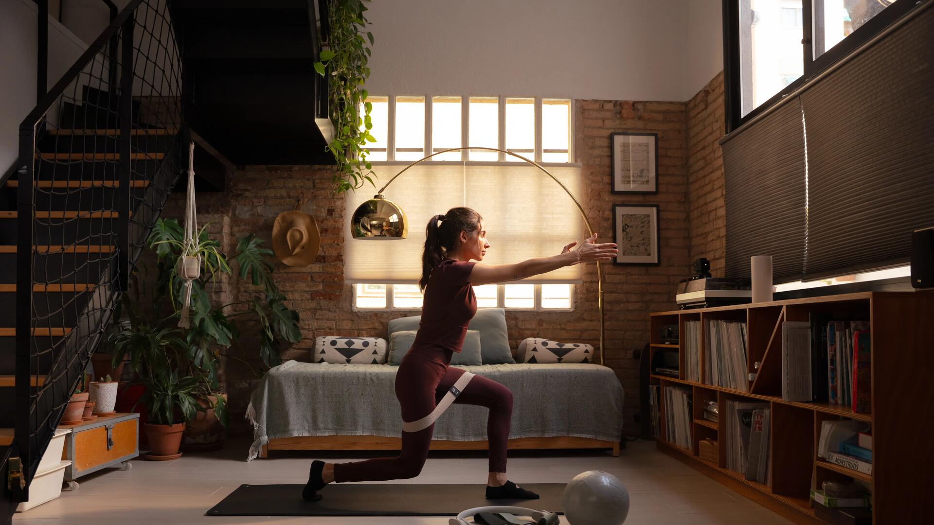 Kobieta w odzieży do pilatesu trenująca pilates na macie do ćwiczeń