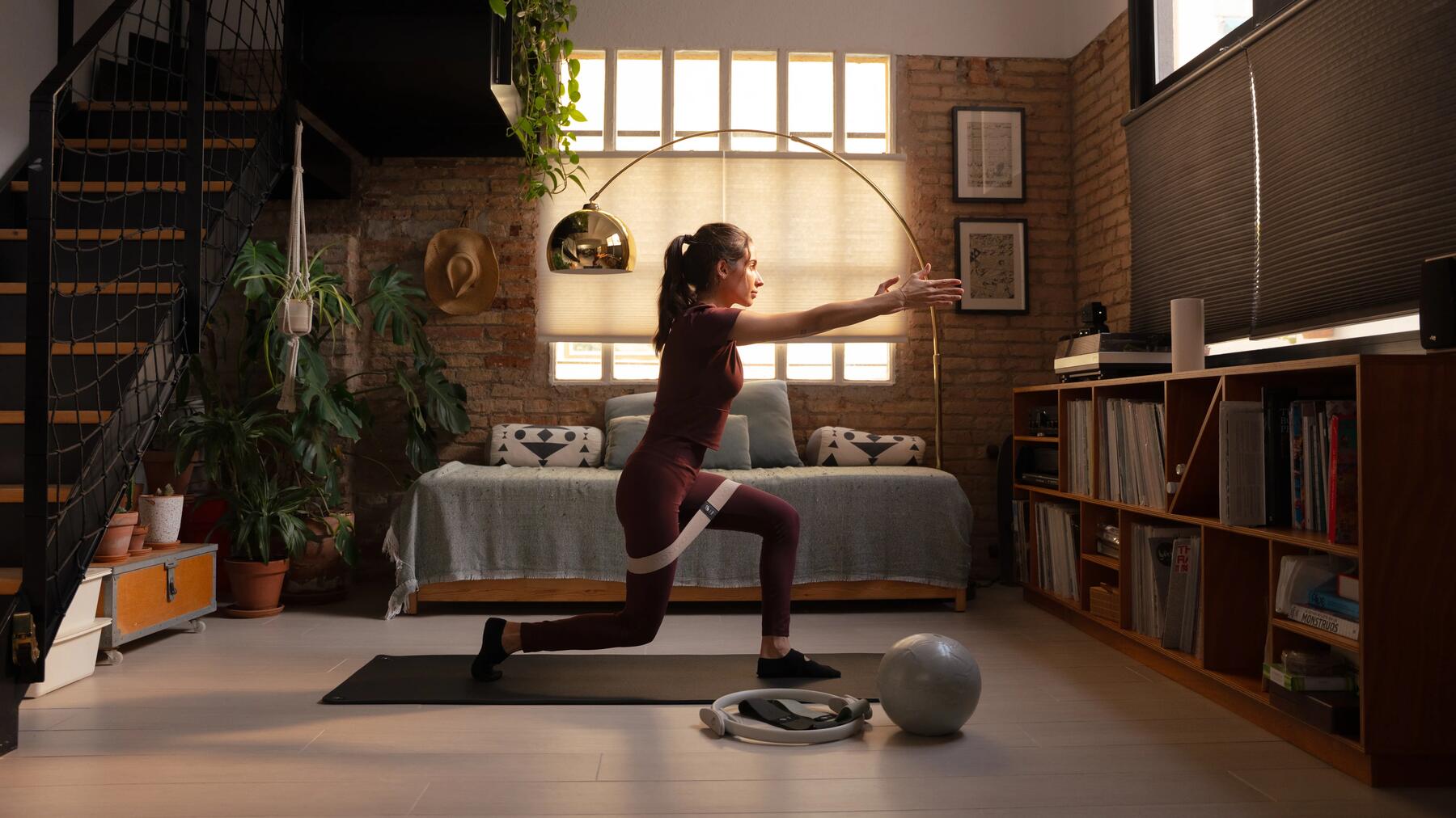 Kobieta ćwicząca pilates o poranku