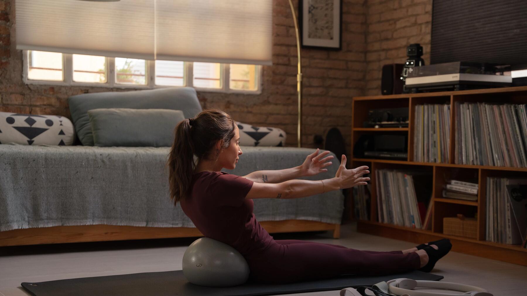 Kobieta ćwicząca pilates na leżąco