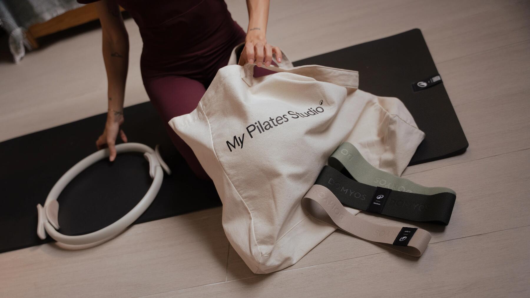 Kobieta w odzieży do pilatesu trenująca pilates